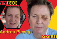 moderatorin andrea plewig auge: lächelt vor der Kamera in einem TV Studio