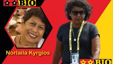 Norlaila Kyrgios, die Mutter von Tennisstar Nick Kyrgios, steht lächelnd neben ihrem Sohn.