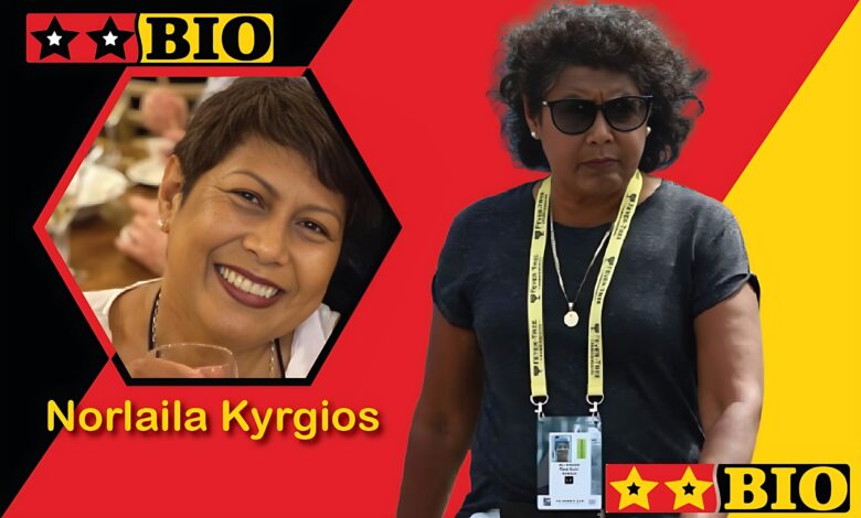 Norlaila Kyrgios, die Mutter von Tennisstar Nick Kyrgios, steht lächelnd neben ihrem Sohn.