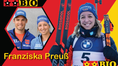 Franziska Preuß jubelt über ihren Sieg im Biathlon Gesamtweltcup und die WM-Goldmedaille