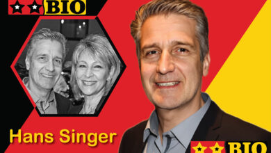 Porträt von Hans Singer, dem österreichischen Musikproduzenten und Komponisten in seinem Tonstudio.