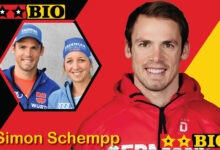 Der ehemalige Biathlon-Weltmeister Simon Schempp strahlt heute im Jahr 2026 glücklich und entspannt in die Kamera.