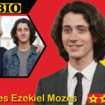 Freigestelltes Frontalbild von Charles Ezekiel Mozes 2026 in Jeansjacke und grauem Shirt für Biografie-Steckbrief.