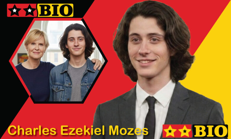 Freigestelltes Frontalbild von Charles Ezekiel Mozes 2026 in Jeansjacke und grauem Shirt für Biografie-Steckbrief.